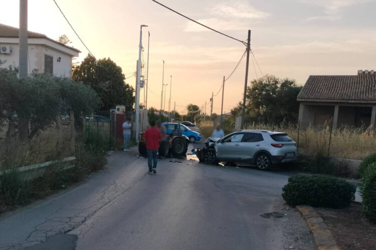 Mezzi coinvolti nel Comiso incidente Bosco Rotondo tra auto e trattore