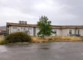 Area esterna ospedale Regina Margherita di Comiso con vegetazione incolta