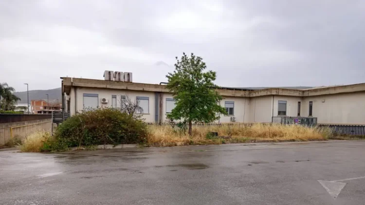 Area esterna ospedale Regina Margherita di Comiso con vegetazione incolta