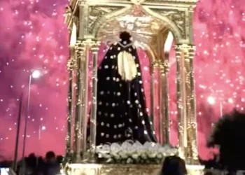 Fedeli riuniti davanti alla chiesa Madre di Comiso durante l’Ottavario dell’Addolorata
