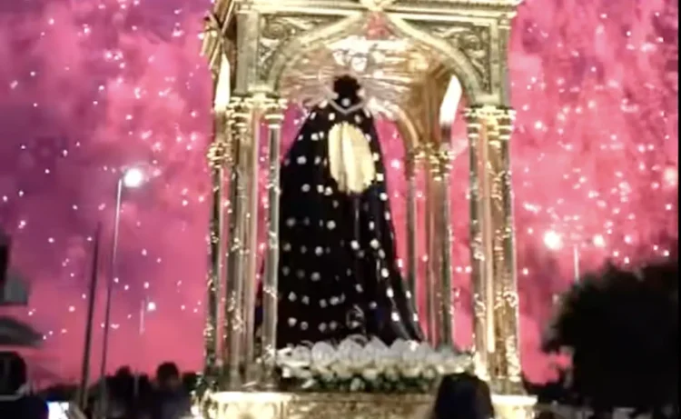 Fedeli riuniti davanti alla chiesa Madre di Comiso durante l’Ottavario dell’Addolorata