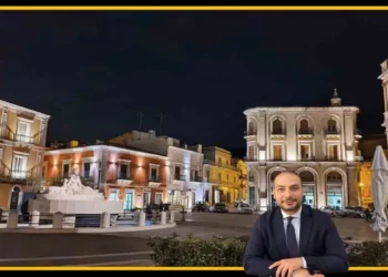 Centro storico di Comiso con attività commerciali e strada urbana