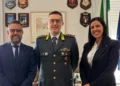 Michelangelo Aurnia e il colonnello Walter Mela durante l'incontro al Comando della Guardia di Finanza di Ragusa.