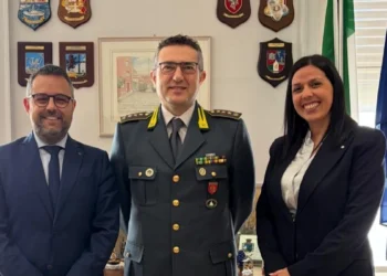 Michelangelo Aurnia e il colonnello Walter Mela durante l'incontro al Comando della Guardia di Finanza di Ragusa.