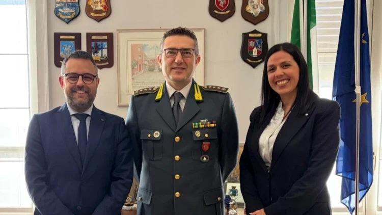 Michelangelo Aurnia e il colonnello Walter Mela durante l'incontro al Comando della Guardia di Finanza di Ragusa.
