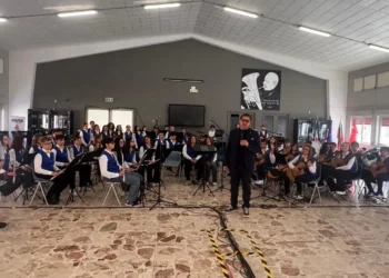 Giovani musicisti durante la premiazione del concorso musicale a Comiso, istituto Giovanni Verga
