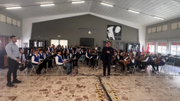 Giovani musicisti durante la premiazione del concorso musicale a Comiso, istituto Giovanni Verga