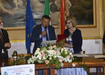 Sindaco Mario Marino consegna il Leone di Bronzo a Susan Gennaro a Scicli