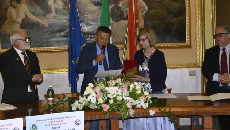 Sindaco Mario Marino consegna il Leone di Bronzo a Susan Gennaro a Scicli