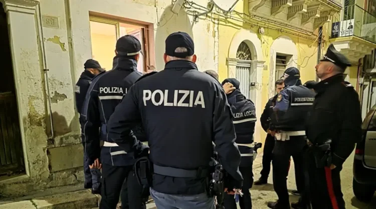 Forze dell'ordine effettuano controlli nel centro storico di Ragusa ad aprile 2026