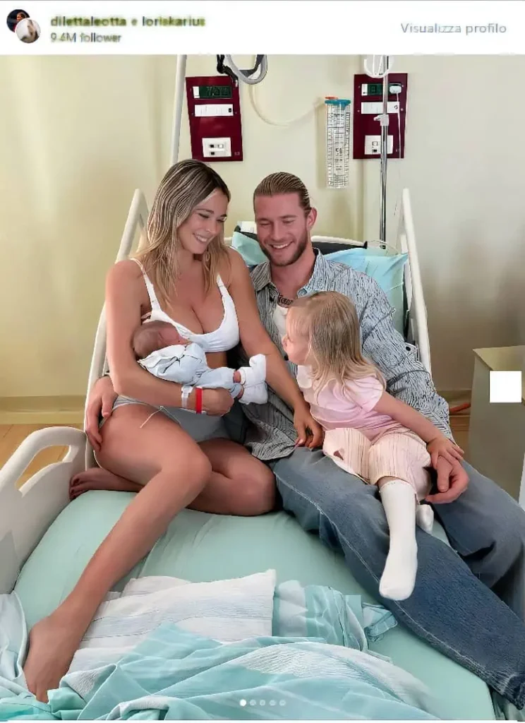 Diletta Leotta in ospedale tiene in braccio il neonato Leonardo, accanto a lei Loris Karius con la primogenita Aria Rose.