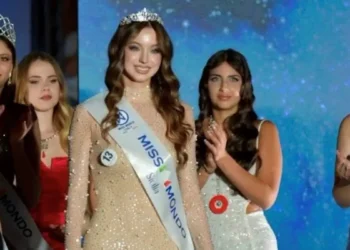 Erica Lentini incoronata Miss Mondo Sicilia durante la finale di Caltagirone