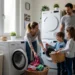 famiglia usa lavatrice con attenzione ai consumi energetici domestici