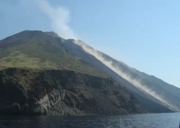 Immagine notturna dell'eruzione dello Stromboli con la colata lavica che scende lungo la Sciara del Fuoco