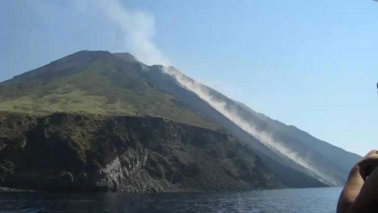 Immagine notturna dell'eruzione dello Stromboli con la colata lavica che scende lungo la Sciara del Fuoco