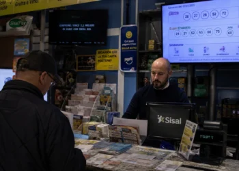 Schedina del Superenalotto con numeri estratti e risultati del Lotto di oggi