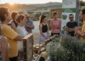 Partecipanti a un laboratorio sull’apicoltura in una fattoria della campagna di Ispica durante un evento dedicato al miele siciliano, alle erbe aromatiche e alla biodiversità.