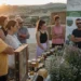 Partecipanti a un laboratorio sull’apicoltura in una fattoria della campagna di Ispica durante un evento dedicato al miele siciliano, alle erbe aromatiche e alla biodiversità.