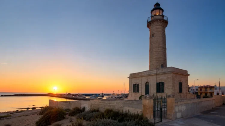 Il Faro Scalambri di Punta Secca, sede della manifestazione "Faro in Festa" dal 30 maggio al 2 giugno 2026