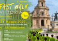 Partecipanti alla Fast Walk Vittoria nel centro storico vicino ai palazzi Liberty