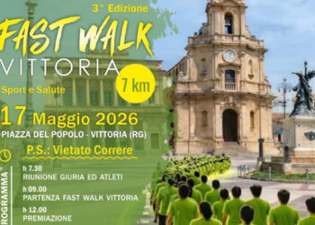 Partecipanti alla Fast Walk Vittoria nel centro storico vicino ai palazzi Liberty