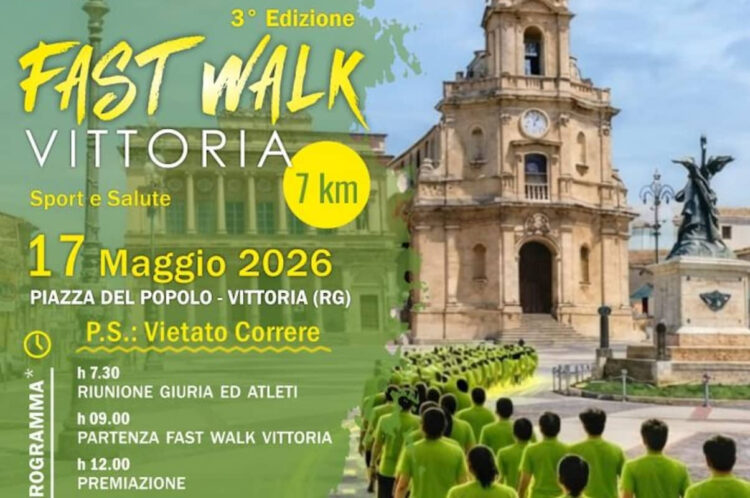 Partecipanti alla Fast Walk Vittoria nel centro storico vicino ai palazzi Liberty