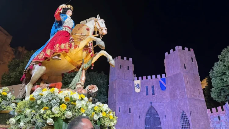 Festa Madonna delle Milizie a Scicli con figuranti e pubblico durante la rievocazione 2026