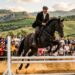 Cavaliere in gara al Concorso di Salto a Ostacoli durante la Fiera Mediterranea del Cavallo alla Tenuta Ambelia di Militello Val di Catania