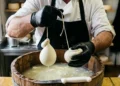 Filatura del formaggio dal vivo a Formaggi in Festa Ragusa, domenica 10 maggio 2026
