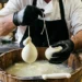 Filatura del formaggio dal vivo a Formaggi in Festa Ragusa, domenica 10 maggio 2026