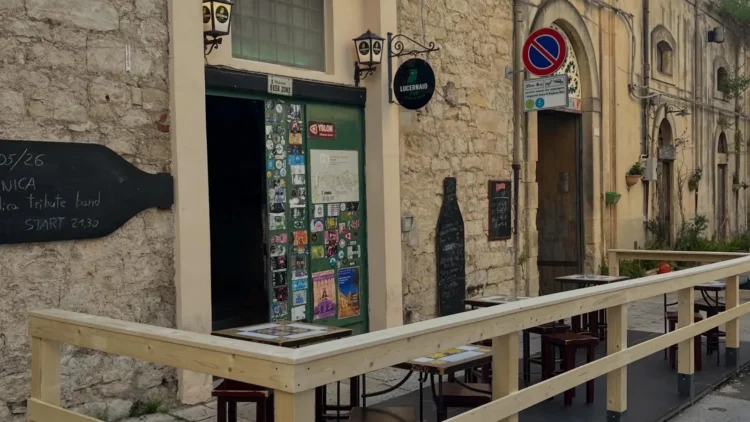 Vicolo notturno di Ragusa Ibla, zona del furto al Lucernaio Pub