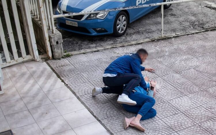 Esterno di un commissariato di Polizia di Stato, luogo dell'arresto del 42enne a Gela per maltrattamenti