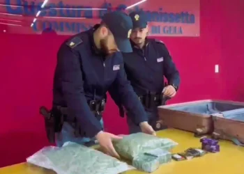 Controllo della Polizia in un garage del centro storico di Gela
