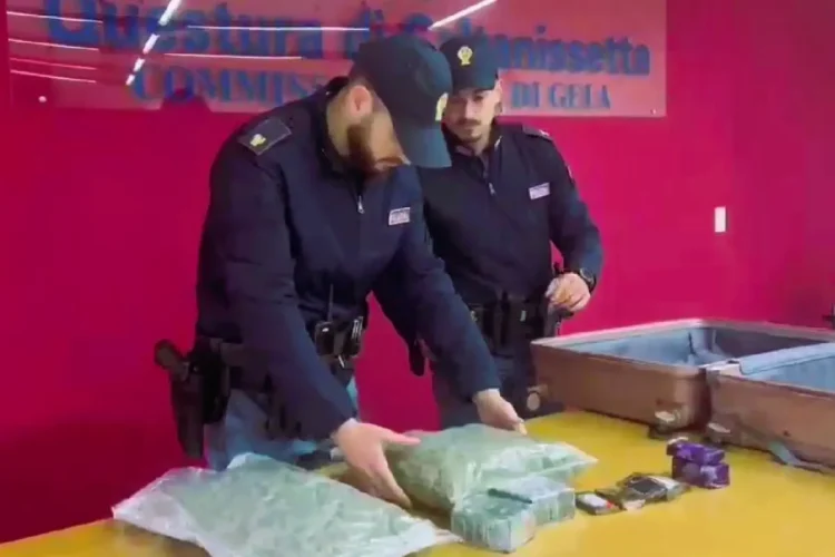 Controllo della Polizia in un garage del centro storico di Gela