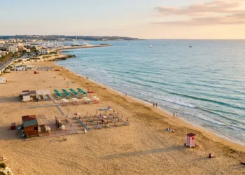 Veduta aerea della costa di Ragusa soggetta a regolamentazione del demanio marittimo