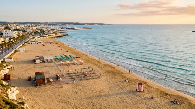 Veduta aerea della costa di Ragusa soggetta a regolamentazione del demanio marittimo