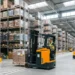 Carrelli elevatori elettrici in funzione in un magazzino logistico moderno e ottimizzato