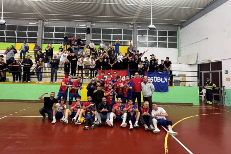Tifosi alla palestra comunale per il Giarratana volley playoff nel weekend decisivo