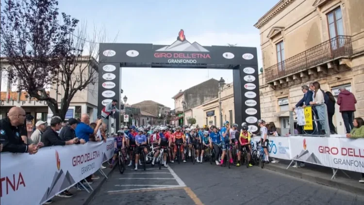 Partenza Granfondo Giro dell’Etna a Nicolosi con oltre 300 ciclisti