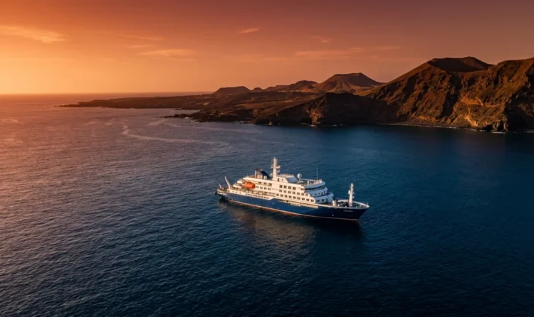 Nave da crociera MV Hondius ferma al largo di Capo Verde per emergenza hantavirus