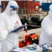 operatori sanitari in DPI su banchina portuale durante operazioni legate a focolaio hantavirus nave Hondius