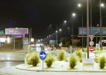 Nuovi lampioni accesi lungo l'asse viario del polo commerciale a Modica nel maggio 2026.