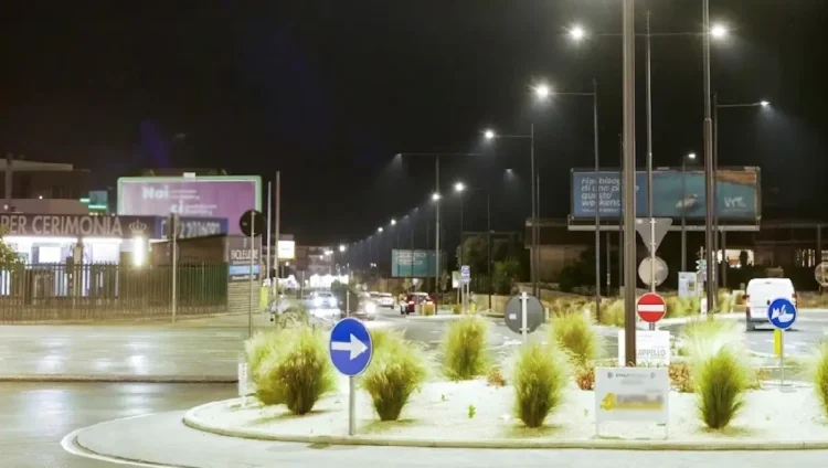 Nuovi lampioni accesi lungo l'asse viario del polo commerciale a Modica nel maggio 2026.