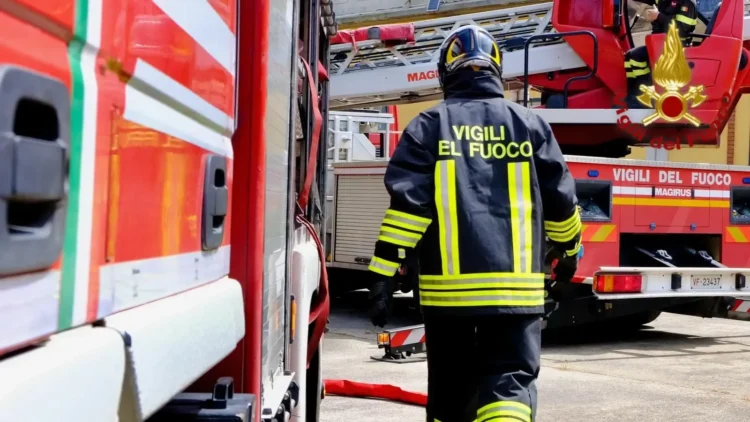 Condominio nel rione Librino di Catania incendio al vano contatori elettrici