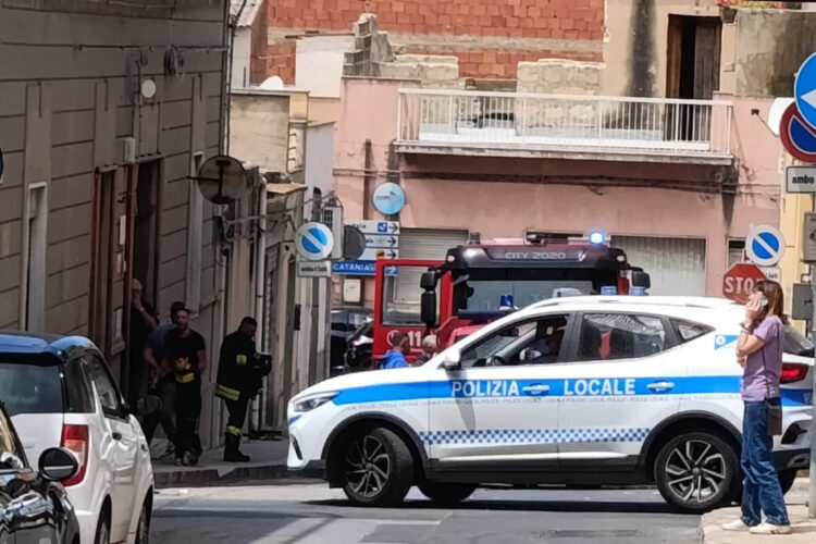 incendio scuola Vittoria vigili del fuoco evacuazione studenti edificio scolastico