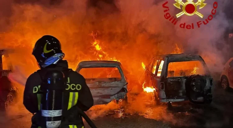 Incendio nel parcheggio Sicily by Car a Villagrazia di Carini