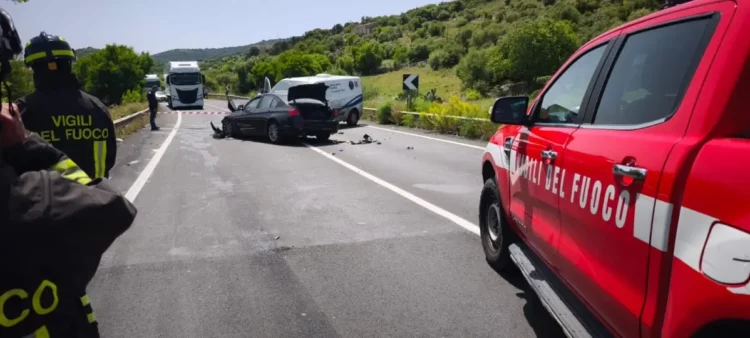 Vigili del Fuoco in azione dopo un incidente sulla SS 115 a Ragusa vicino al ponte Costanzo