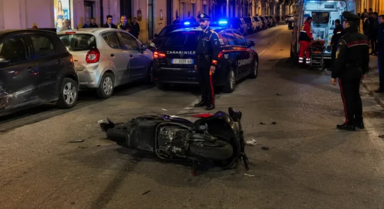 Intervento dei carabinieri dopo l’incidente avvenuto in Corso Italia a Ragusa durante la notte.
