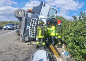 Incidente a Ragusa sulla SP 25 con camion ribaltato e soccorsi sul posto