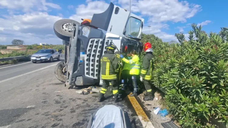 Incidente a Ragusa sulla SP 25 con camion ribaltato e soccorsi sul posto